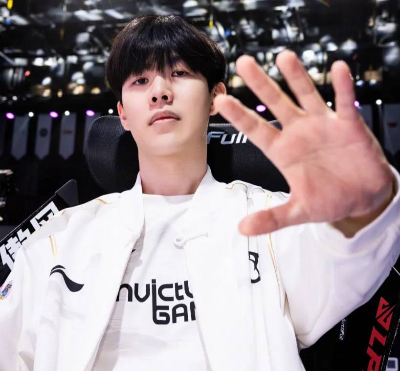 包含打到33岁？Faker与T1再续4年合同，网友：飞哥还是不打算放过LPL的词条