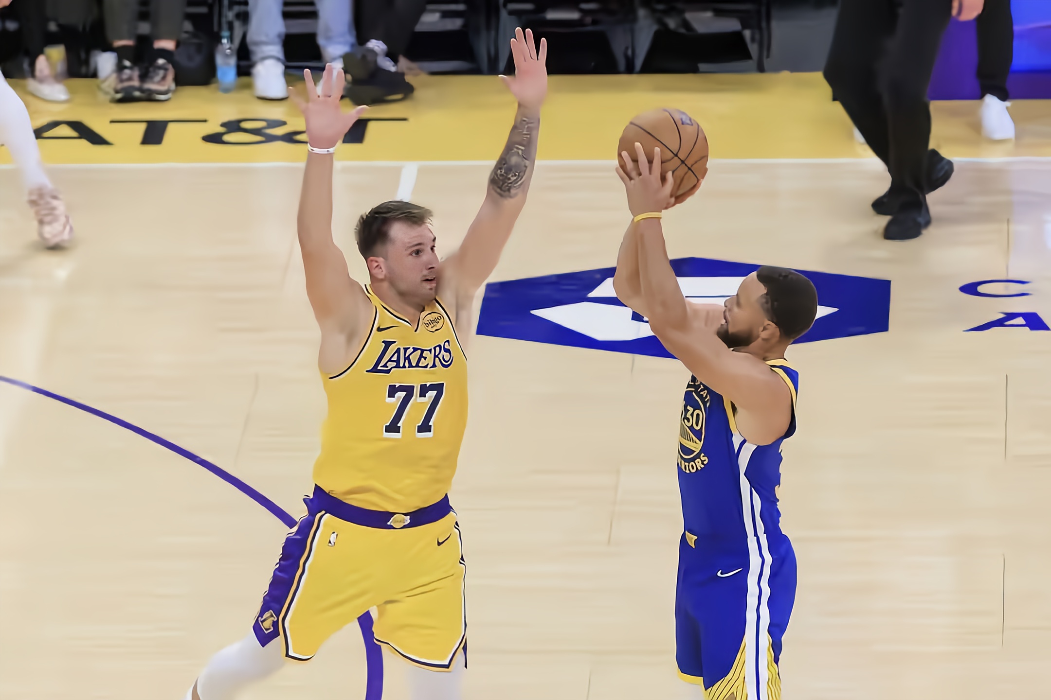 包含东契奇独砍30+5+11詹姆斯表现低迷湖人主场大败活塞的词条