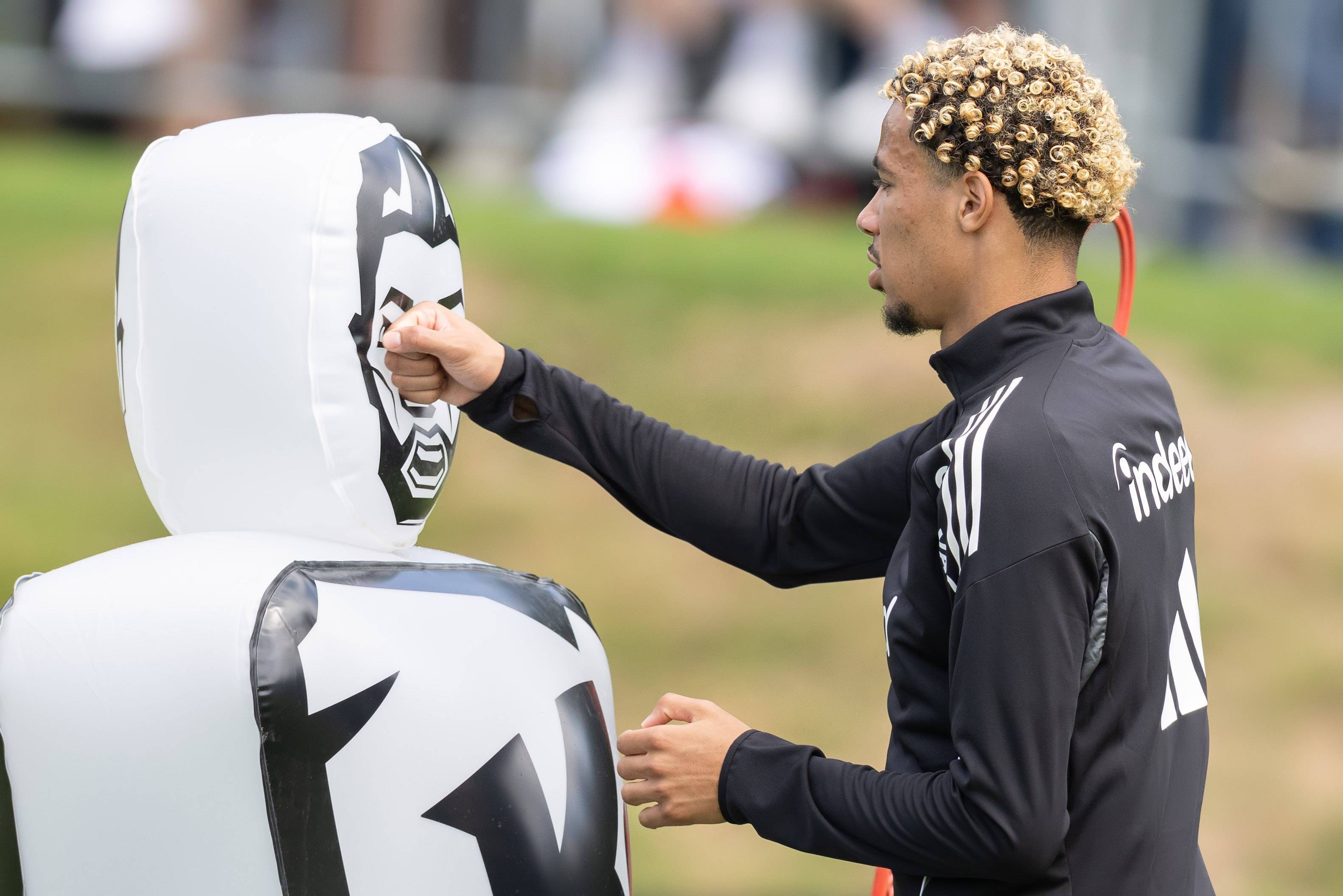 包含利物浦就引进埃基蒂克的可能性与法兰克福展开接触的词条