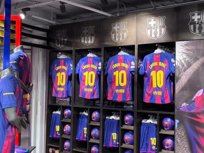 关于18岁亚马尔与巴萨正式续约下季穿10号球衣的信息