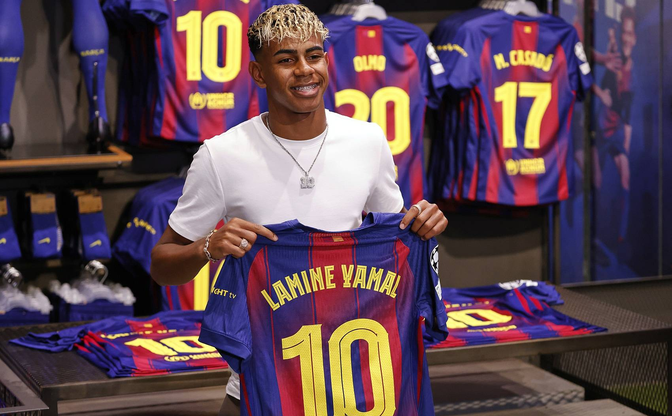 关于18岁亚马尔与巴萨正式续约下季穿10号球衣的信息 关于18岁亚马尔与巴萨正式续约下季穿10号球衣的信息