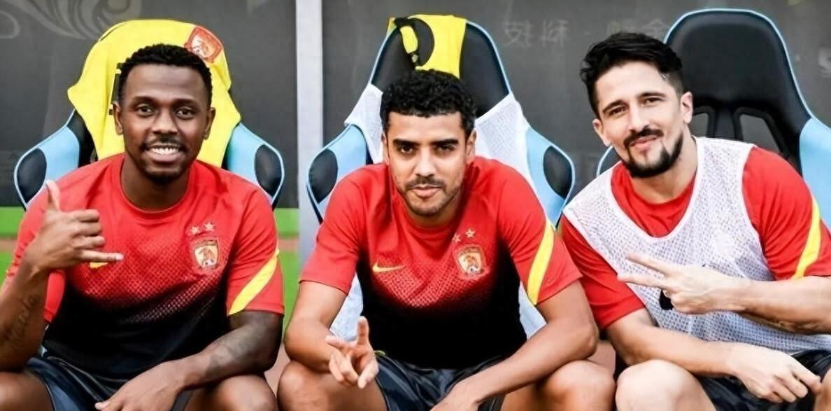 关于喜讯！鲁能队长和国安核心转会加盟郑智执教的青岛西海岸，值得期待的信息