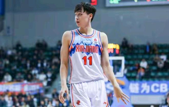 关于郭艾伦伤停！新疆大胜广州结束4连败阿不都18+10+7齐麟15分的信息