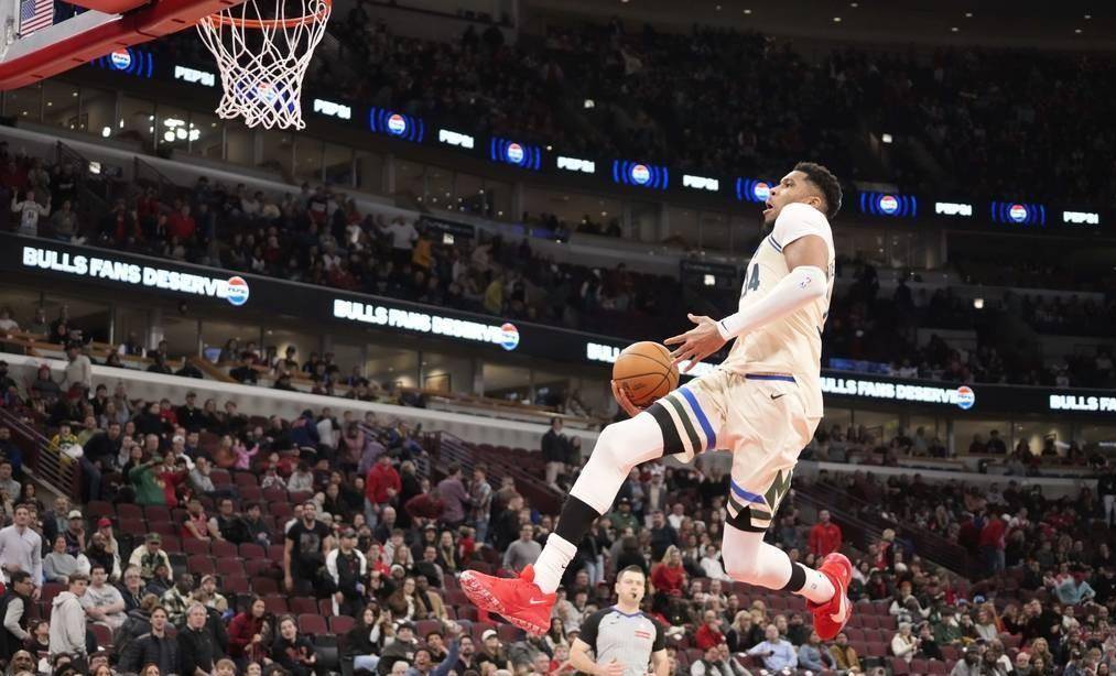 包含罗林斯三分追进，雄鹿投进6记三分&目前已领先国王两位数的词条