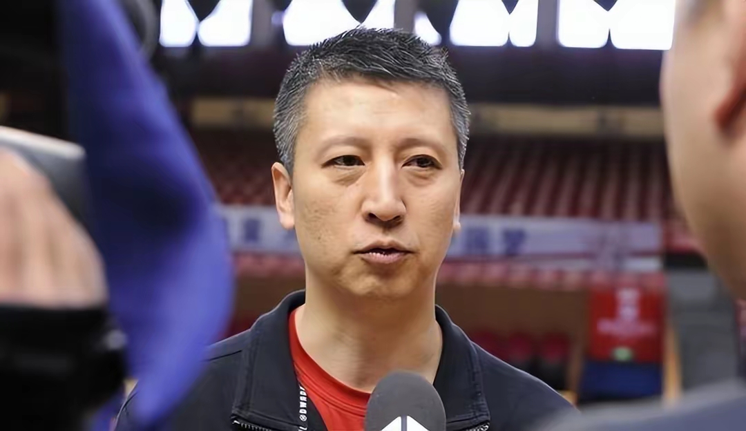 自媒体：中国男篮主教练郭士强现身山西男篮主场的简单介绍