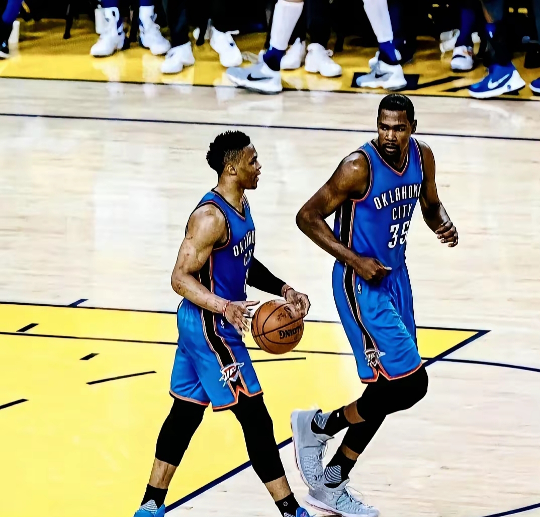 杜兰特砍下34分难挡独行侠双星统治,两队核心纷纷伤退战况激烈的简单介绍 杜兰特砍下34分难挡独行侠双星统治,两队核心纷纷伤退战况激烈的简单介绍