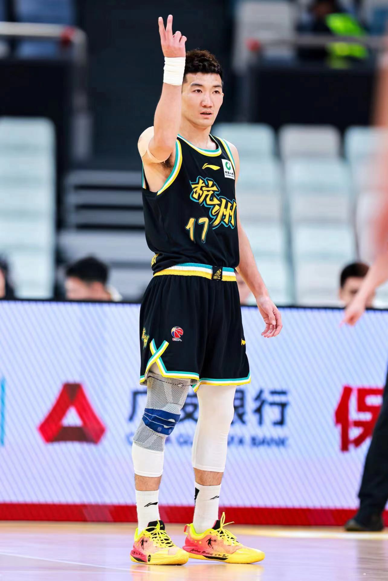 包含孙铭徽总助攻数超越郭艾伦升至CBA历史第三位的词条