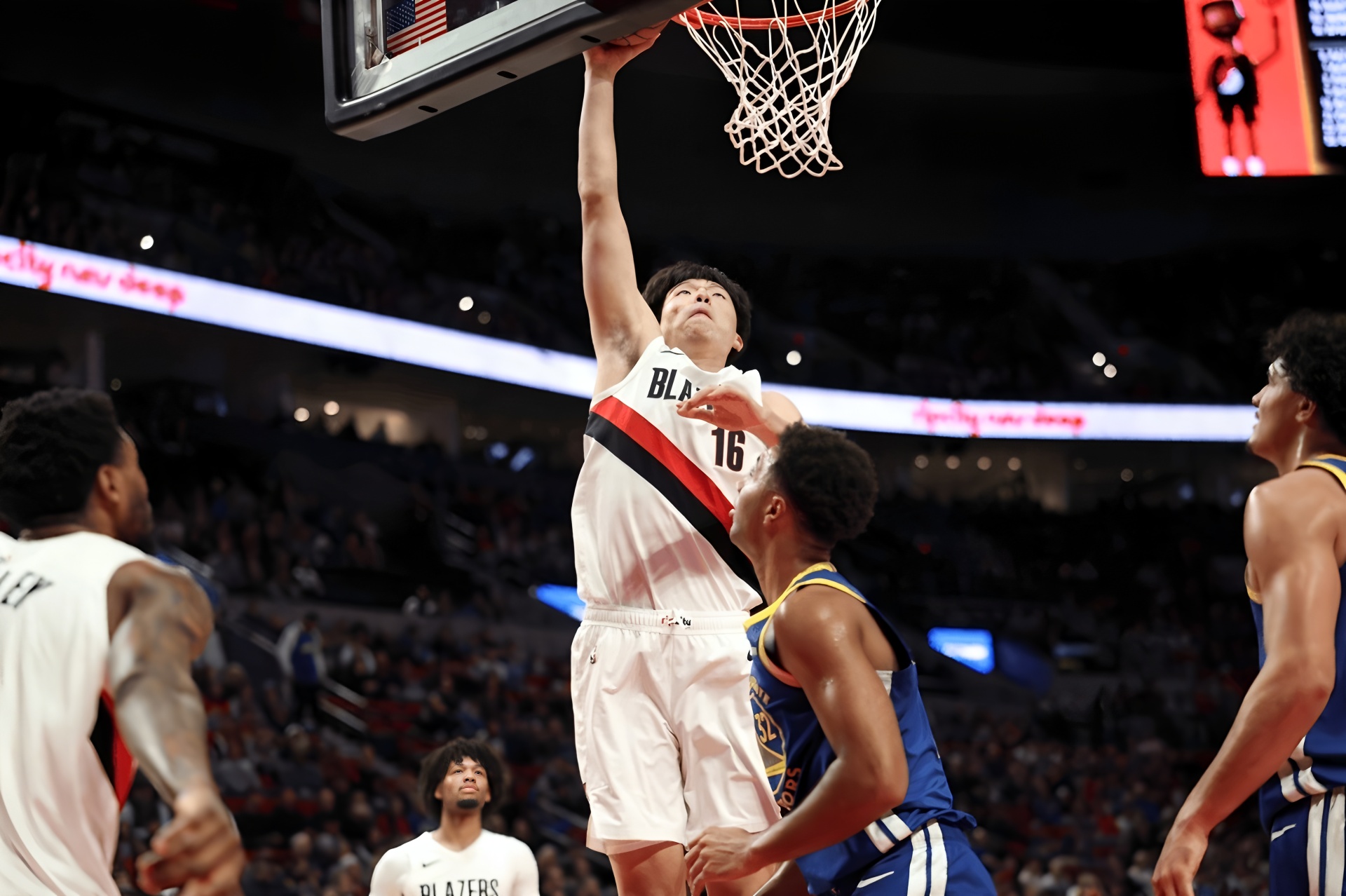 包含开拓者官方：克林根昨日砍下生涯最高的24分助队取胜！的词条