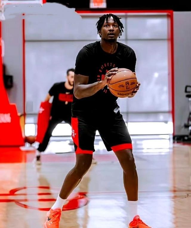 火箭“电风扇”重启旋转,挺起3D防守大旗,一招助杜兰特轻松打球的简单介绍 火箭“电风扇”重启旋转,挺起3D防守大旗,一招助杜兰特轻松打球的简单介绍