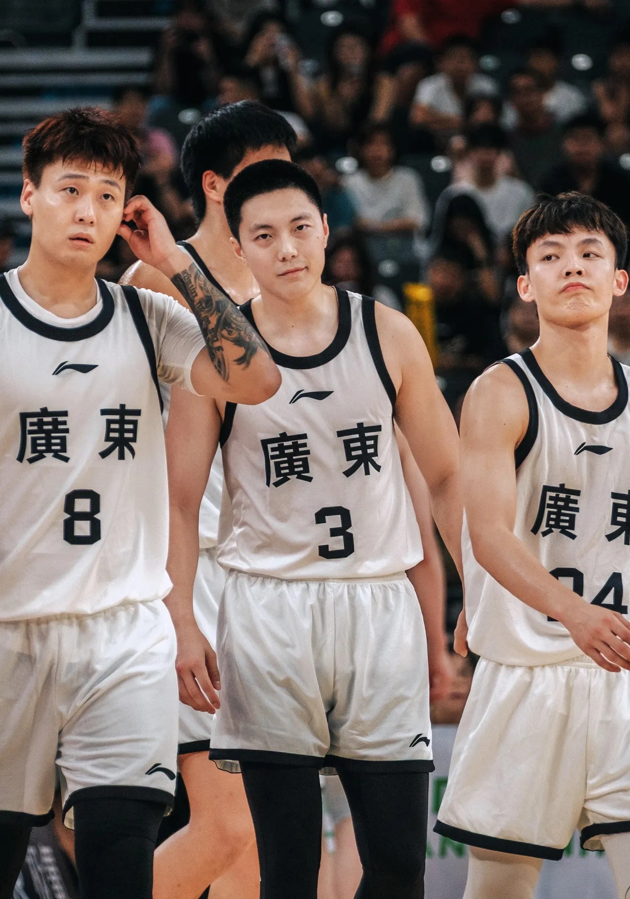 组图：CBA北京主场大胜广东赵睿关心徐杰伤情的简单介绍