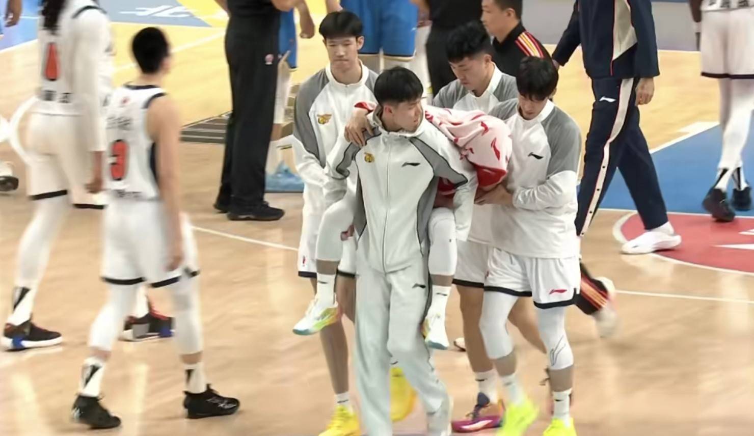 组图:CBA北京主场大胜广东赵睿关心徐杰伤情的简单介绍 组图:CBA北京主场大胜广东赵睿关心徐杰伤情的简单介绍