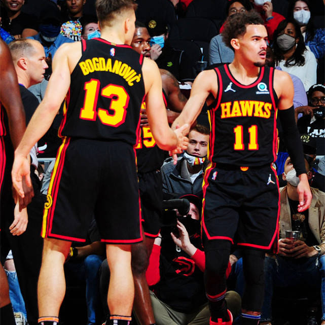 包含拉文替补登场后上篮+三分连得5分，帮助国王追平比分的词条