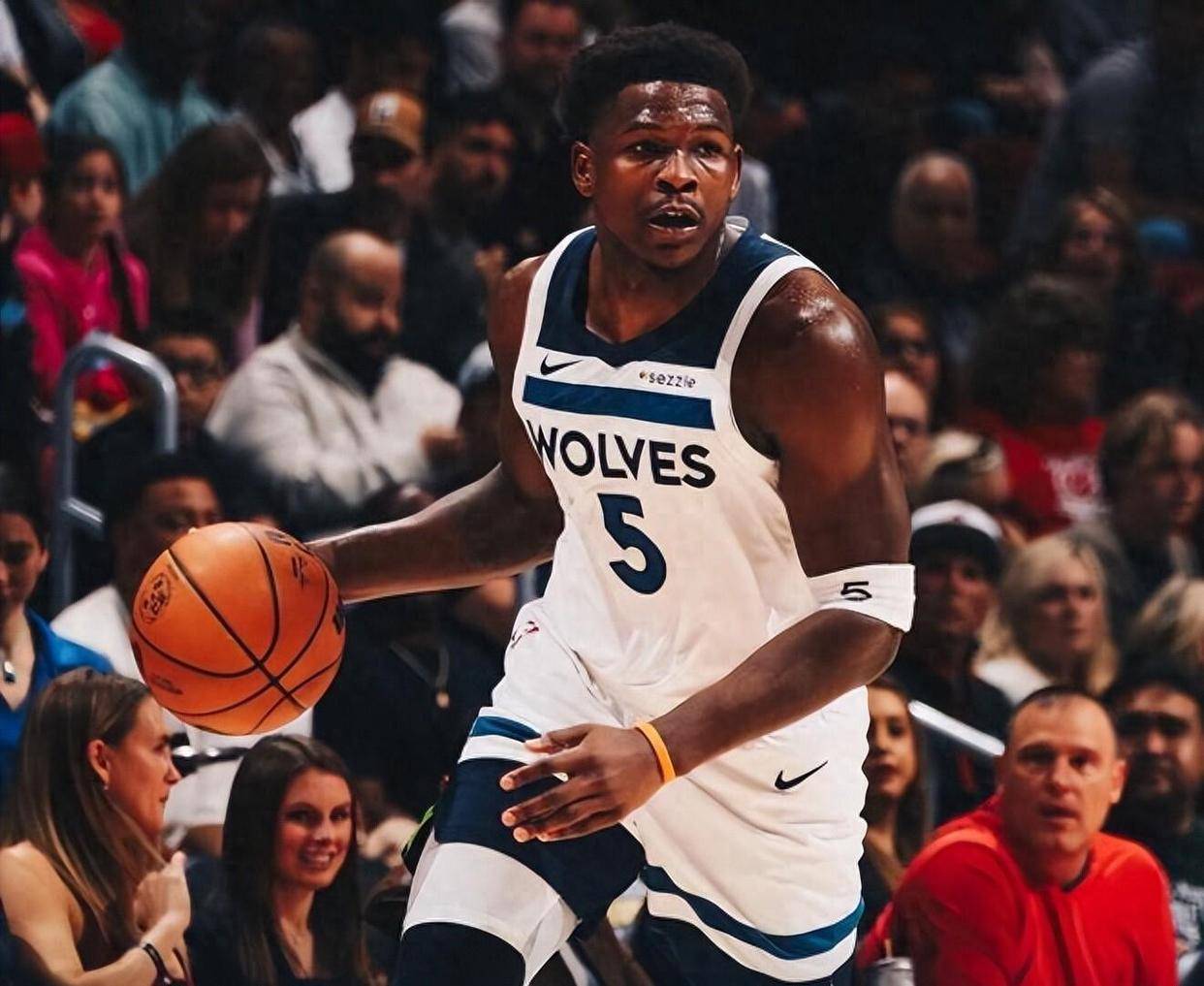 里程碑，爱德华兹成为NBA首位在25岁前投中1200记三分的球员的简单介绍